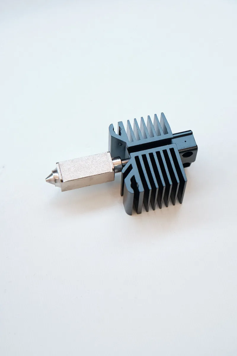 Close-up of FAH001-N-1 hotend showing the 0.4mm hardened steel nozzle tip and black aluminum cooling fins for Bambu Lab 3D printers.