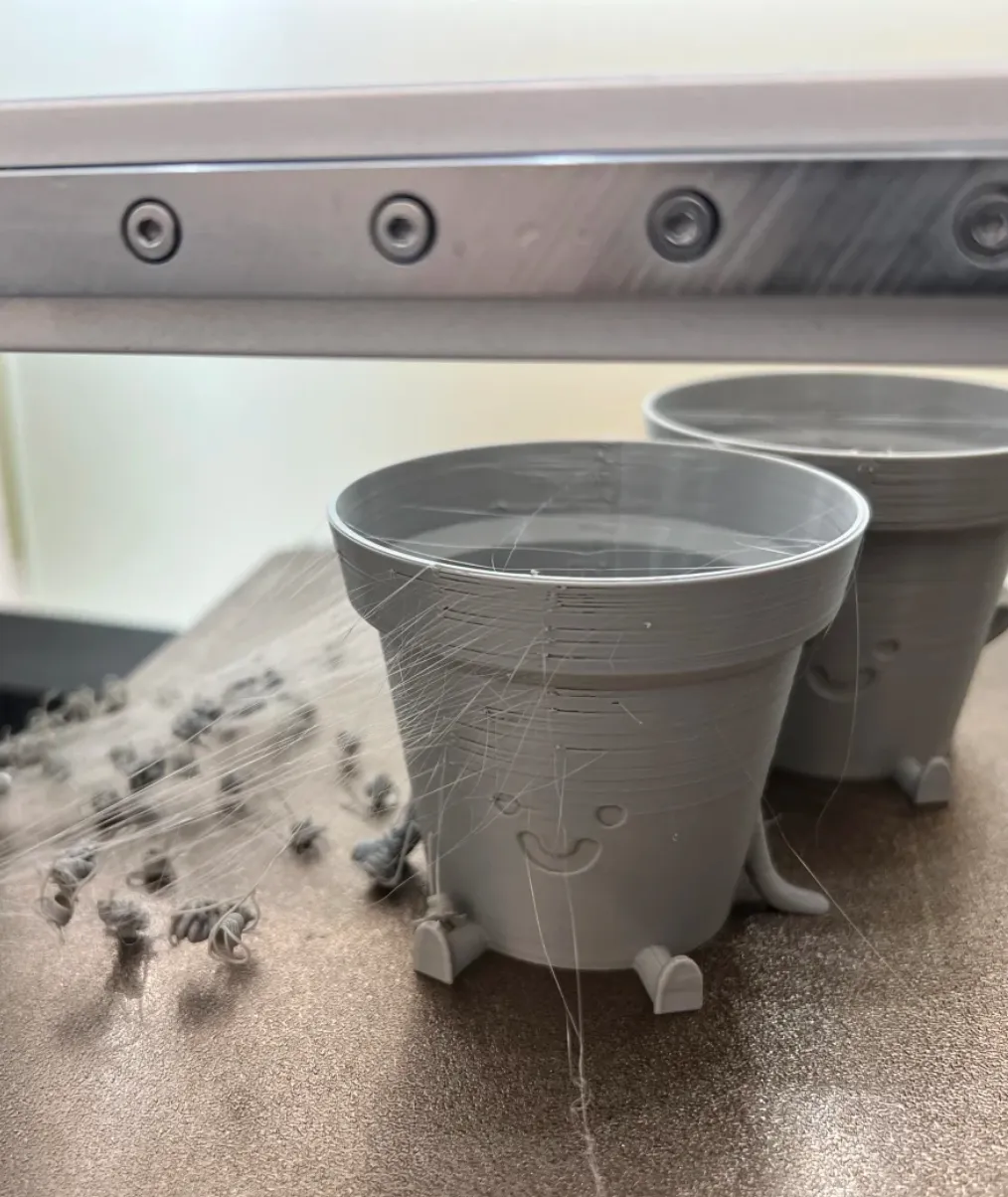 Severe stringing on 3D printed object caused by moisture absorbed filament
