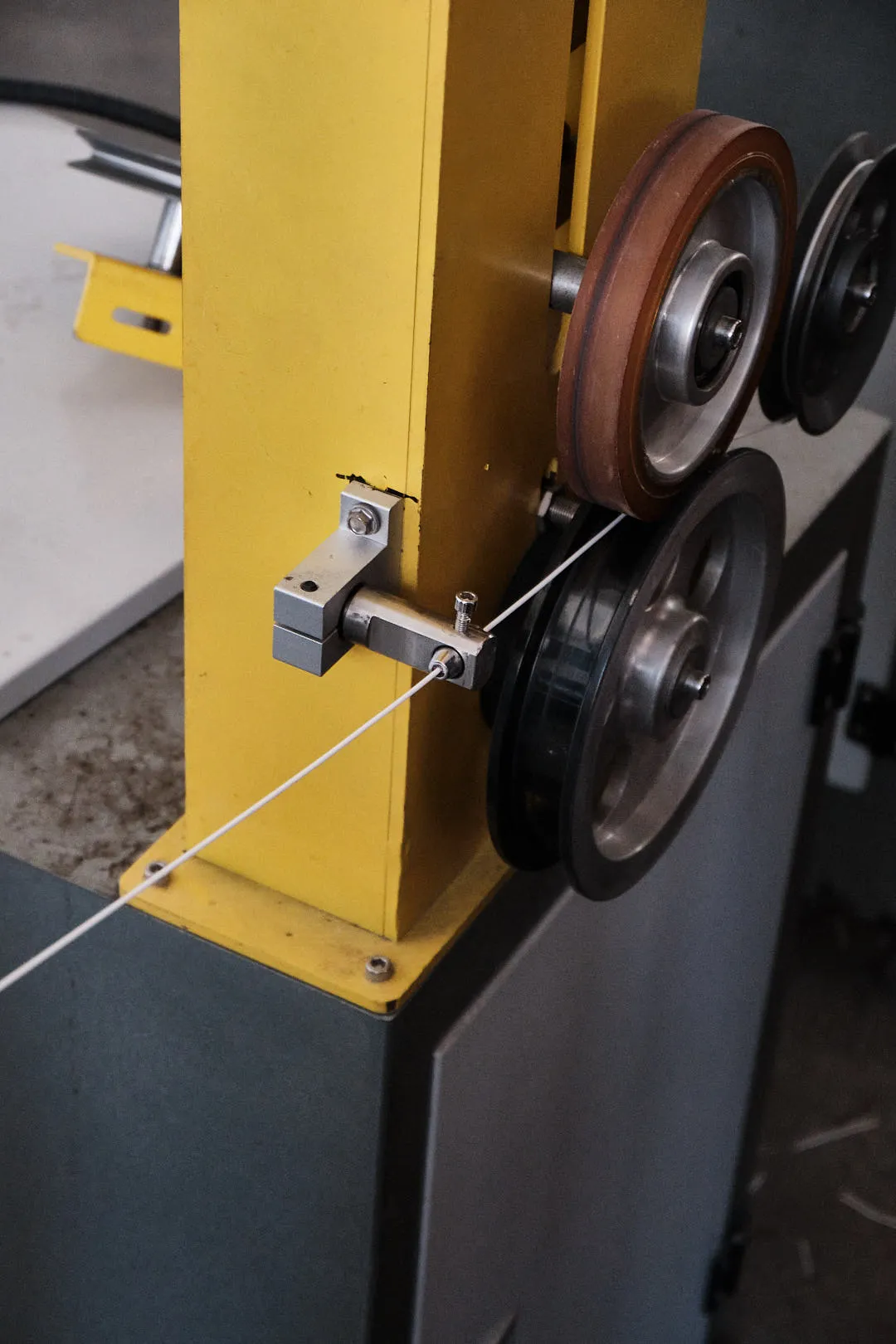 3D printing filament passing through traction rollers to control pulling speed and tension after cooling