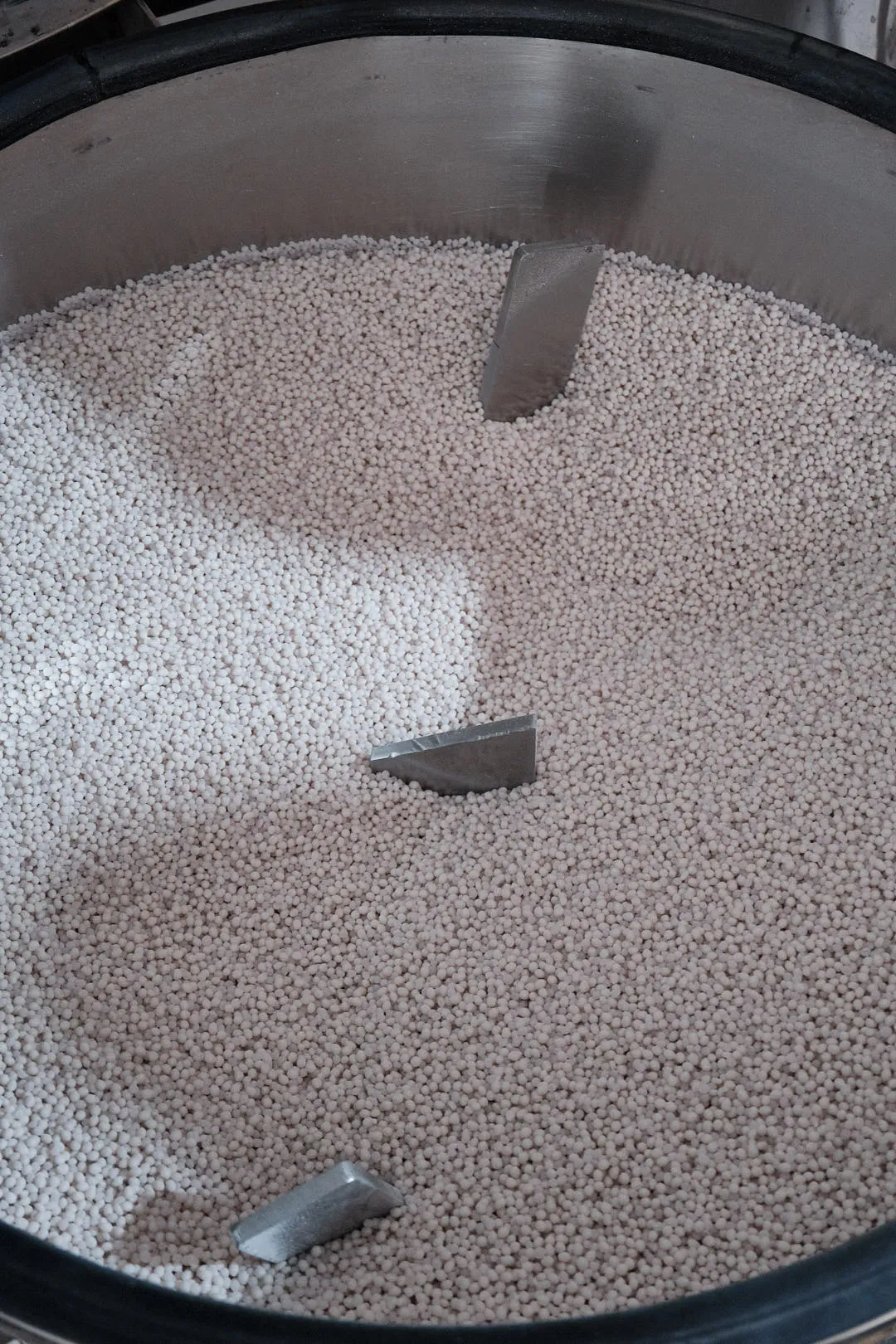 Industrial mixer blending plastic pellets for 3D printing filament production