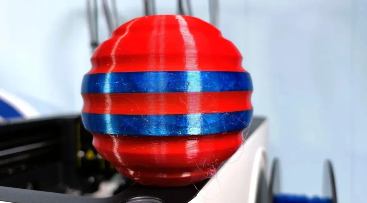 Snapmaker U1 3D printer dual-color red and blue spherical print sample showing smooth layer consistency and high surface quality