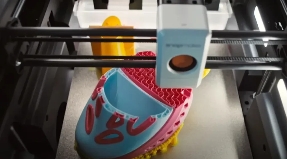 Snapmaker U1 printing a complex multi-color object inside enclosed chamber using multiple filament modules