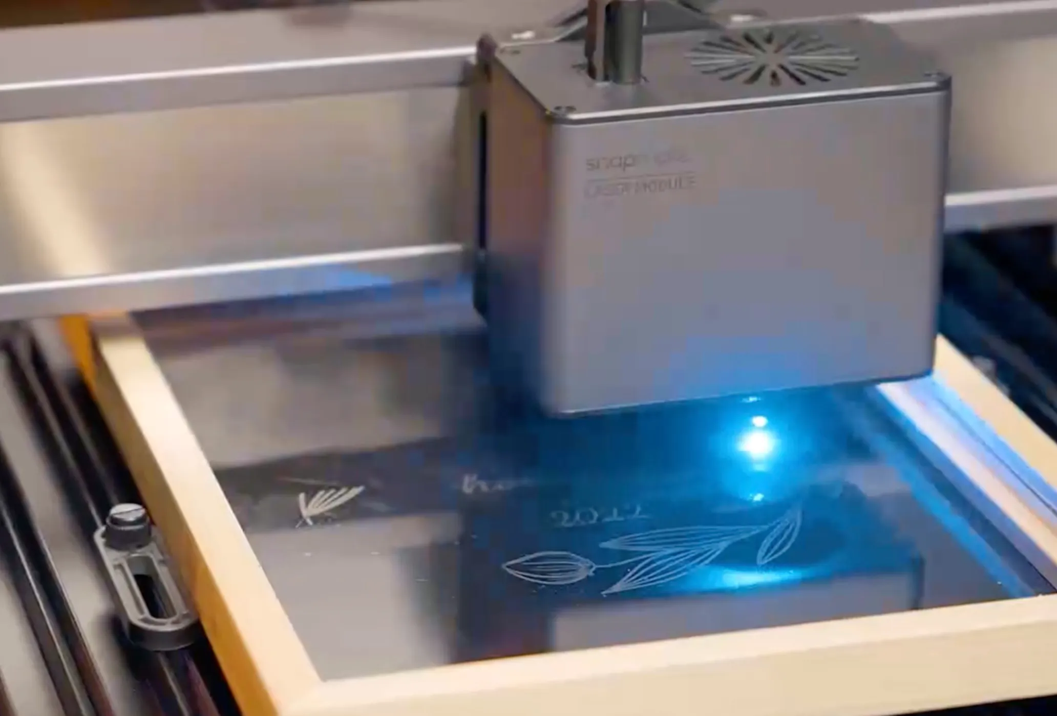 Snapmaker Artisan laser engraving design on glass surface