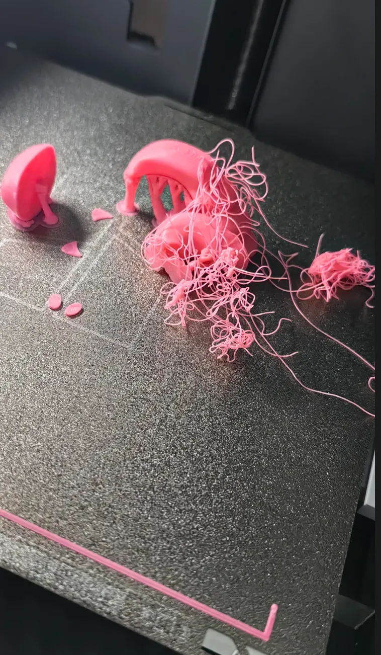 Severe stringing and print failure caused by moisture damaged filament